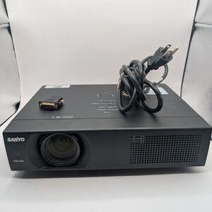 SANYO PLC-WXU30A Pro Wide WXGA Multimedia Projector Business Classroom - TESTED